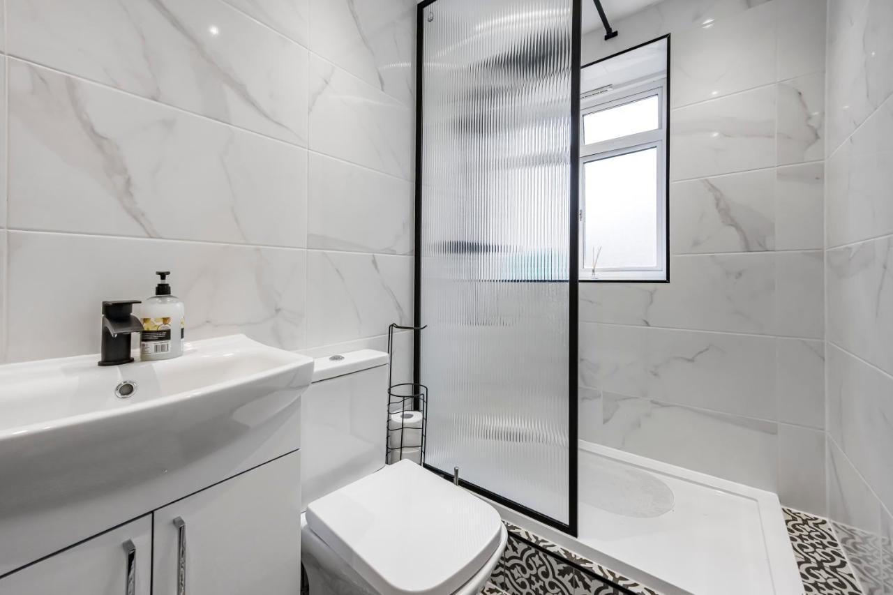 Victoria Hub Hotel Лондон Екстериор снимка